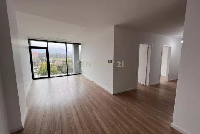 Ambient biznesi me qera 3+1 ne Tirane - 1,350 Euro