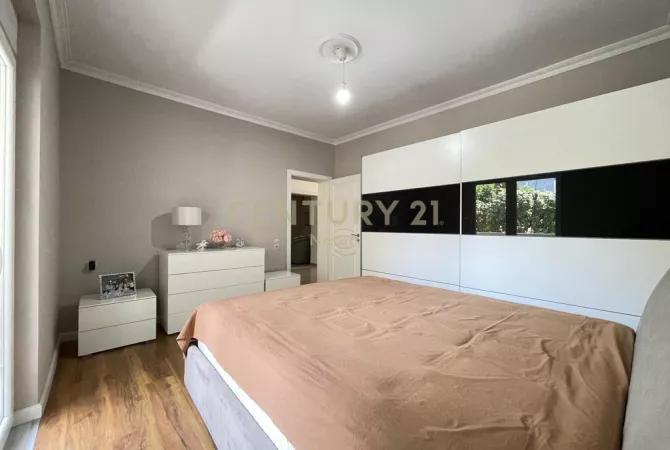 Shtepi ne shitje Apartament ne Tirane, 4+1, Mobilimi E mobiluar, Pagesa 280,000  Euro.