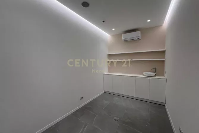 Shitet,Ambjent per klinike,Rr.ish stacioni i trenit(Kompleksi Panorama) Neom119590