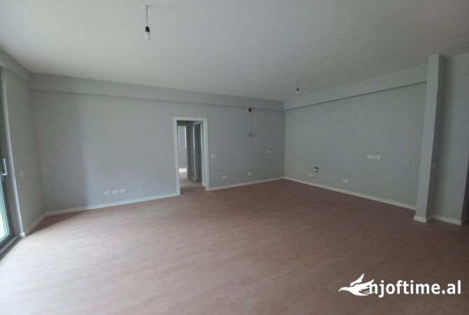 Ambient biznesi me qera 3+1 ne Tirane - 1,400 Euro