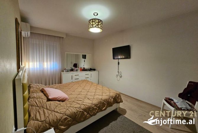 Shtepi ne shitje Apartament ne Tirane, 4+1, Mobilimi E mobiluar, Pagesa 300,000  Euro.