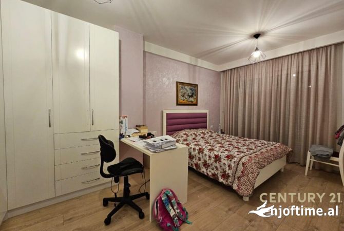 Shtepi ne shitje Apartament ne Tirane, 4+1, Mobilimi E mobiluar, Pagesa 300,000  Euro.