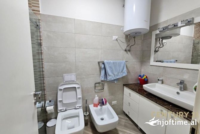 Shtepi ne shitje Apartament ne Tirane, 4+1, Mobilimi E mobiluar, Pagesa 300,000  Euro.