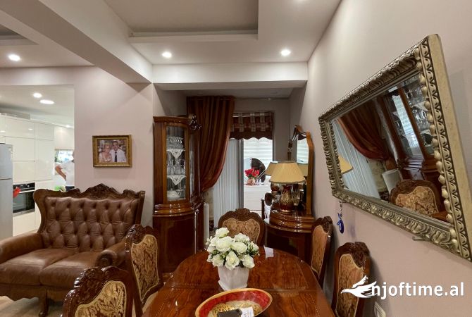Shtepi ne shitje Apartament ne Tirane, 3+1, Mobilimi E mobiluar, Pagesa 240,001  Euro.