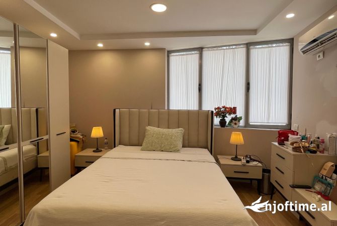 Shtepi ne shitje Apartament ne Tirane, 3+1, Mobilimi E mobiluar, Pagesa 240,001  Euro.