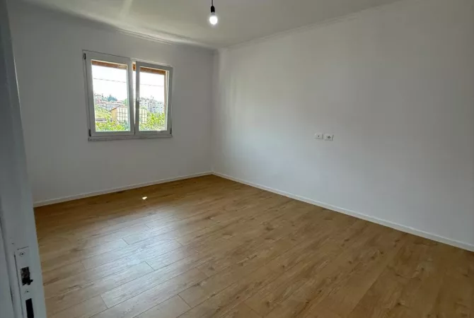 Shtepi ne shitje Apartament ne Tirane, 2+1, Mobilimi Bosh, pa mobiluar, Pagesa 120,000  Euro.