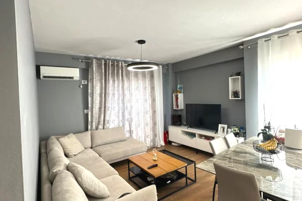 Shtepi me qera 2+1 ne Tirane - 800 Euro