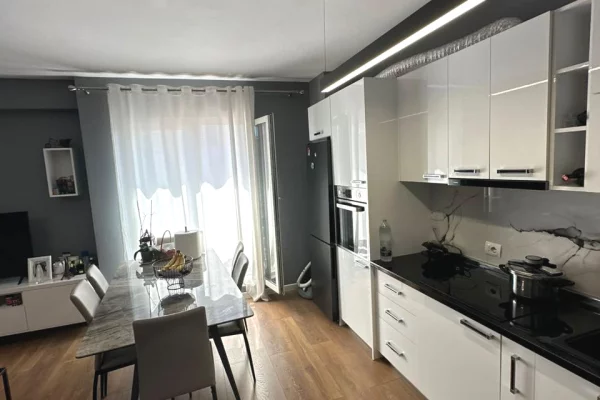 Shtepi me qera 2+1 ne Tirane - 800 Euro