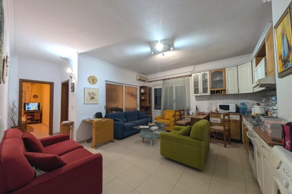 Shtepi me qera 2+1 ne Tirane - 1,000 Euro