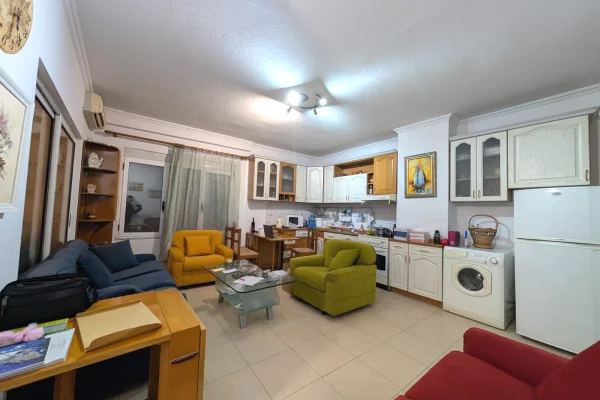 Shtepi me qera 2+1 ne Tirane - 1,000 Euro