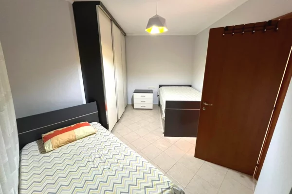 Shtepi me qera Apartament ne Tirane, 2+1, Mobilimi E mobiluar, Pagesa 75,000  Leke.