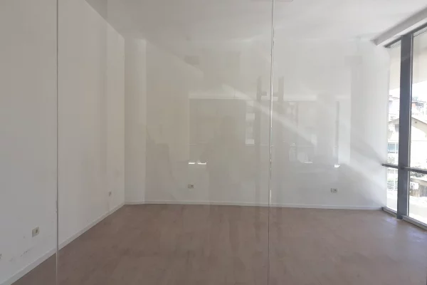 Ambient biznesi me qera 3+1 ne Tirane - 70,000 Leke