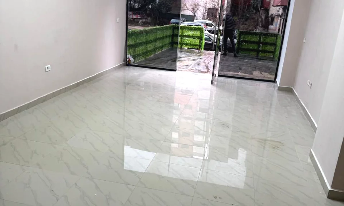 Jepet me qera ambjent bisnesi rruga 3 deshmoret,Yzberist!