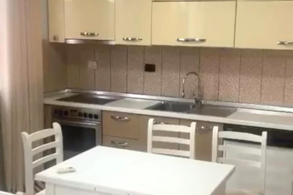 Shtepi me qera Shtepi Private ne Tirane, 2+1, Mobilimi E mobiluar, Pagesa 480  Euro.