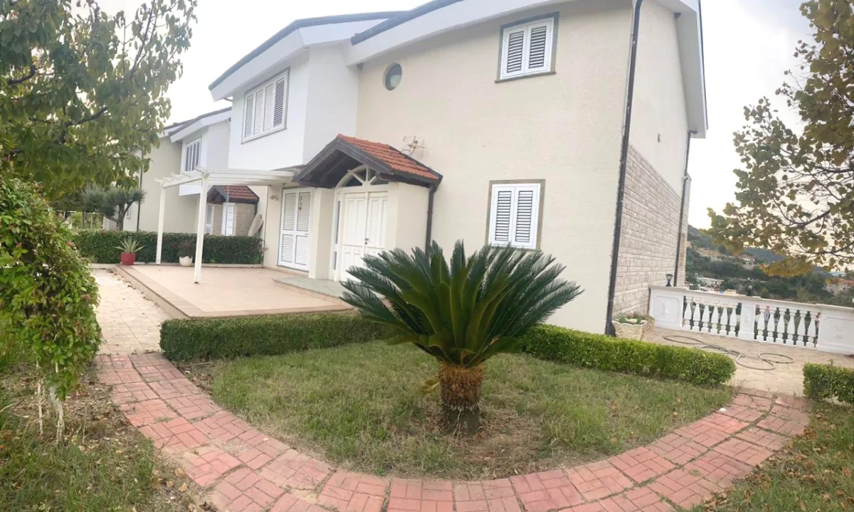 Shtepi me qera Vila Luksoze ne Tirane, 4+1, Mobilimi E mobiluar, Pagesa 1,500  Euro.