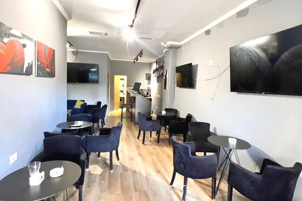 Ambient biznesi me qera 2+1 ne Tirane - 70,000 Leke