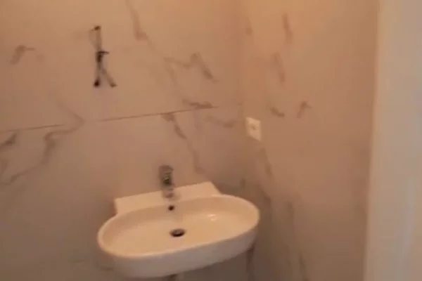 Ambient biznesi me qera 3+1 ne Tirane - 22,000 Leke