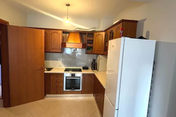 Shtepi me qera Apartament ne Tirane, 2+1, Mobilimi E mobiluar, Pagesa 60,000  Leke.