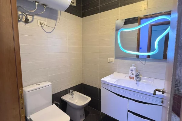 Shtepi me qera Apartament ne Tirane, 2+1, Mobilimi E mobiluar, Pagesa 60,000  Leke.