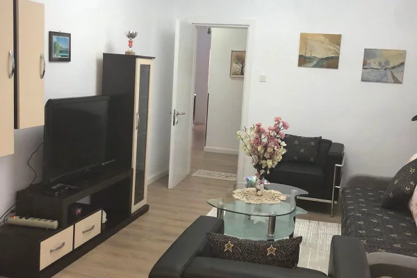 Jepet me qera apartament 2+1+2+🅿️ Rruga S.Bruzi,prane Spitalit te Traumes!