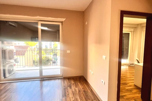 Jepet me qera ambjent biznesi te 21  Dhjetori+ 2 Poste Parkimi