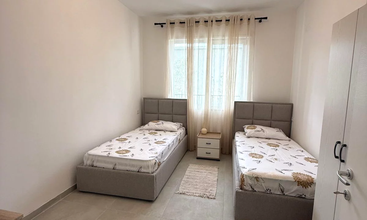 Shtepi me qera Apartament ne Tirane, 2+1, Mobilimi E mobiluar, Pagesa 55,000  Leke.
