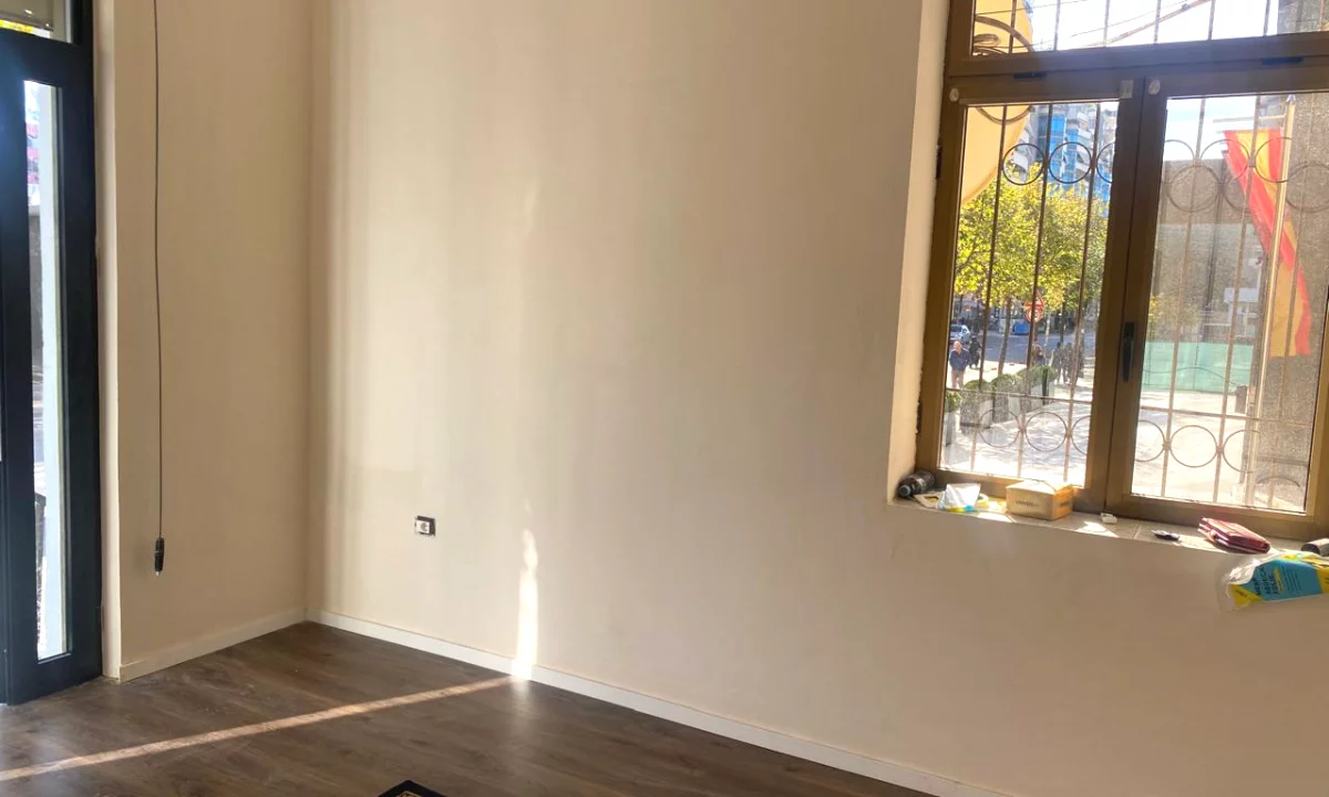 Jepet me qera Dyqan tek Rruga e Dibres, Perballe funeral Alb 2000!