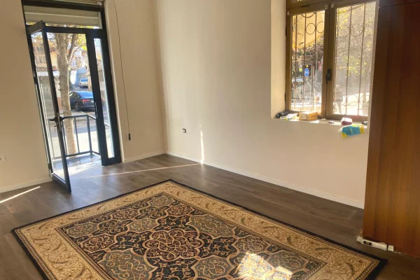 Jepet me qera Dyqan tek Rruga e Dibres, Perballe funeral Alb 2000!