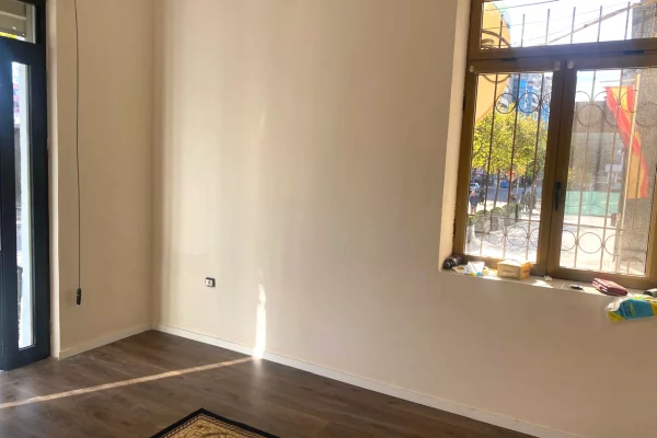 Jepet me qera Dyqan tek Rruga e Dibres, Perballe funeral Alb 2000!