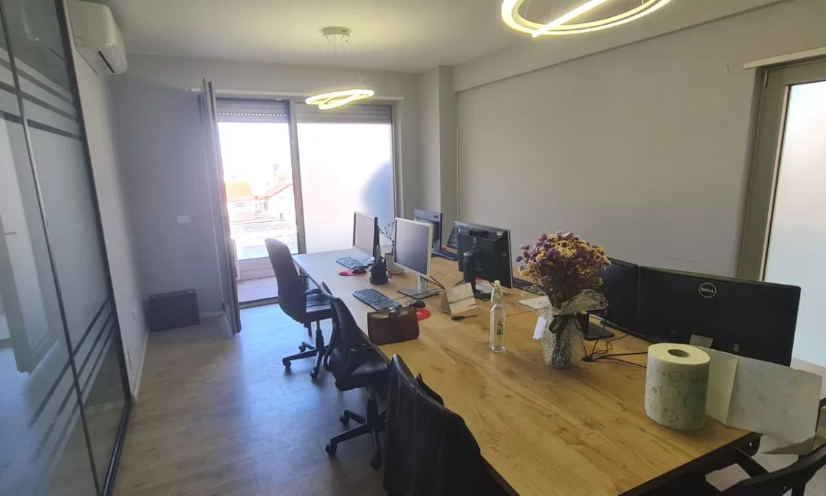 Jepet me qera ambient bisnesi tek Rruga Muhamet gjollesha 60.000 leke! 