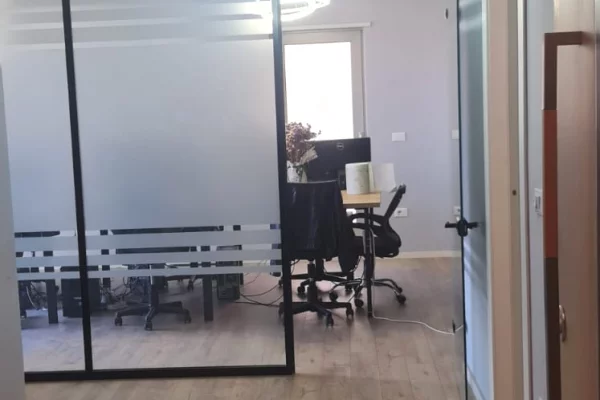 Jepet me qera ambient bisnesi tek Rruga Muhamet gjollesha 60.000 leke! 