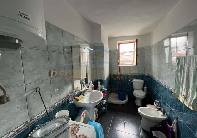 Shtepi ne shitje Apartament ne Korce, 2+1, Mobilimi Pjeserisht e mobiluar, Pagesa 32,000  Euro.