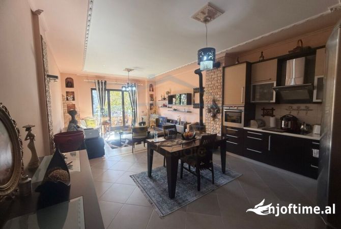 Shtepi ne shitje Apartament ne Korce, 2+1, Mobilimi E mobiluar, Pagesa 112,000  Euro.