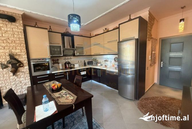 Shtepi ne shitje Apartament ne Korce, 2+1, Mobilimi E mobiluar, Pagesa 112,000  Euro.