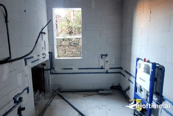 Shtepi ne shitje Apartament ne Korce, 2+1, Mobilimi Bosh, pa mobiluar, Pagesa 150,000  Euro.