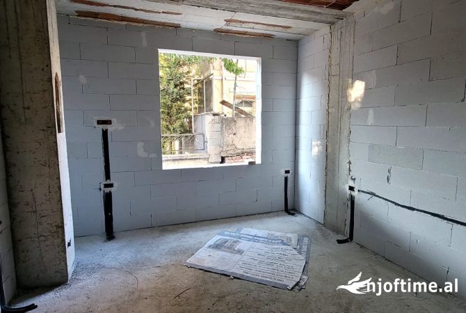 Shtepi ne shitje Apartament ne Korce, 2+1, Mobilimi Bosh, pa mobiluar, Pagesa 150,000  Euro.