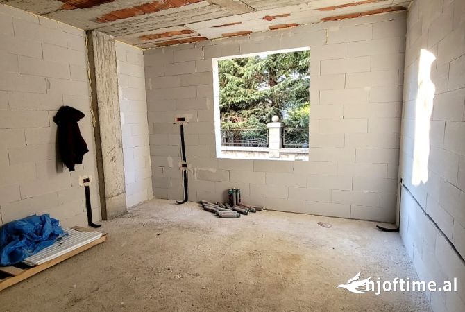 Shtepi ne shitje Apartament ne Korce, 2+1, Mobilimi Bosh, pa mobiluar, Pagesa 150,000  Euro.