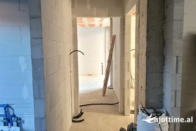 Shtepi ne shitje Apartament ne Korce, 2+1, Mobilimi Bosh, pa mobiluar, Pagesa 150,000  Euro.