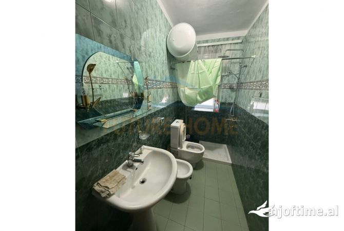 Shtepi me qera Apartament ne Korce, 2+1, Mobilimi E mobiluar, Pagesa 250  Euro.