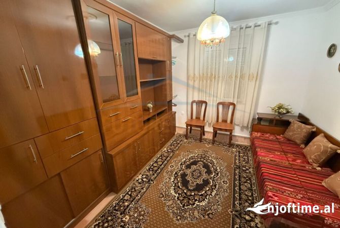 Shtepi me qera Apartament ne Korce, 2+1, Mobilimi E mobiluar, Pagesa 250  Euro.