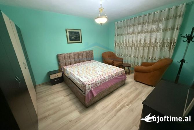 Shtepi me qera Apartament ne Korce, 2+1, Mobilimi E mobiluar, Pagesa 250  Euro.