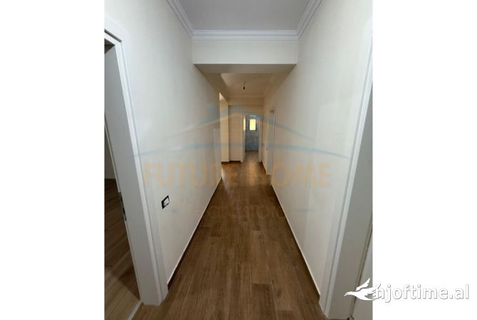 Shtepi me qera Apartament ne Korce, 3+1, Mobilimi Bosh, pa mobiluar, Pagesa 300  Euro.