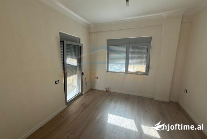 Shtepi me qera Apartament ne Korce, 3+1, Mobilimi Bosh, pa mobiluar, Pagesa 300  Euro.