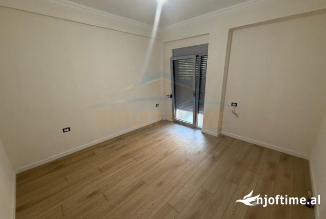 Shtepi me qera Apartament ne Korce, 3+1, Mobilimi Bosh, pa mobiluar, Pagesa 300  Euro.