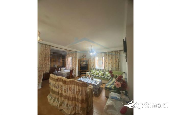 Shtepi ne shitje Shtepi Private ne Korce, 4+1, Mobilimi E mobiluar, Pagesa 200,000  Euro.