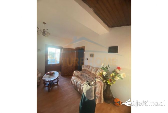 Shtepi ne shitje Shtepi Private ne Korce, 4+1, Mobilimi E mobiluar, Pagesa 200,000  Euro.