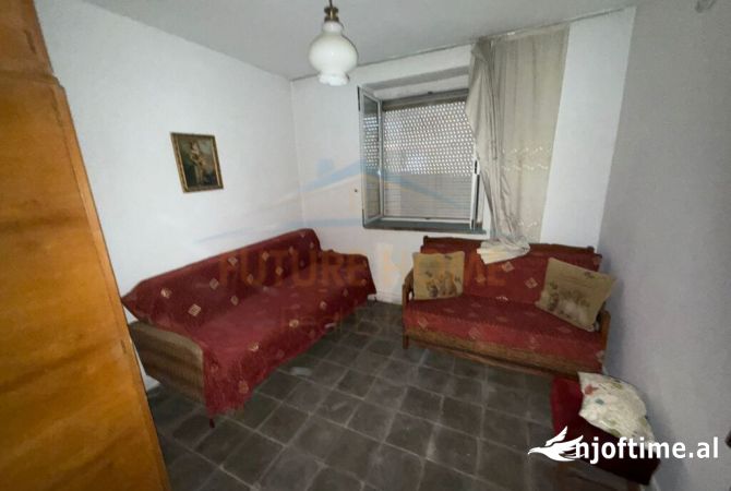 Shtepi ne shitje Apartament ne Korce, 3+1, Mobilimi E mobiluar, Pagesa 44,000  Euro.