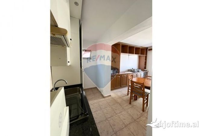 Jepet apartament 3+1 tek pazari i ri