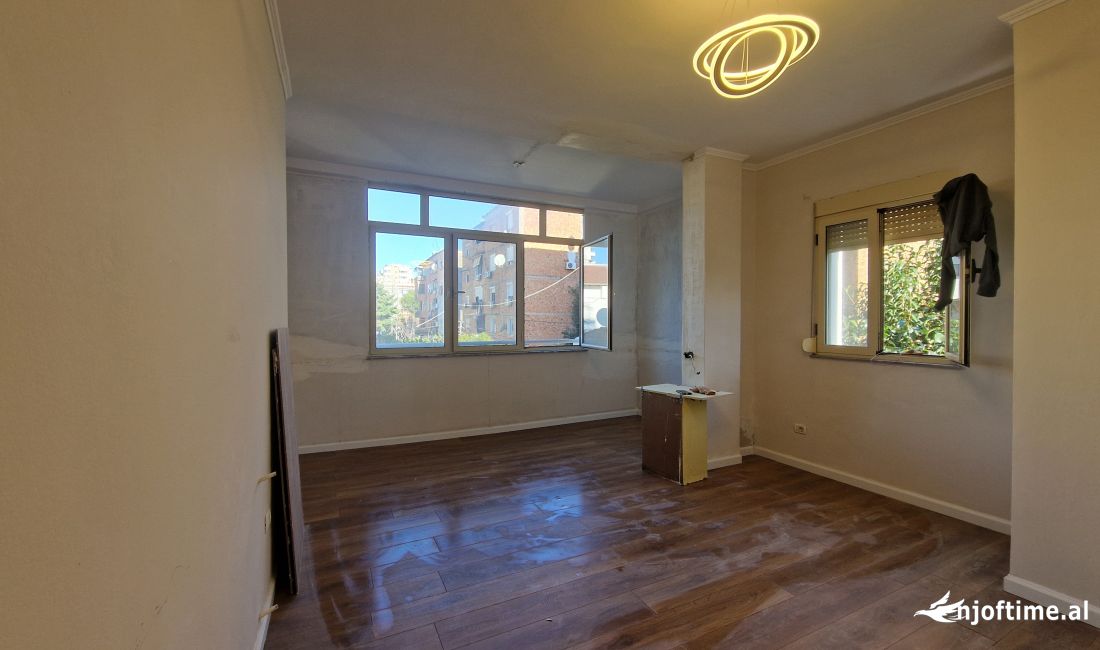 Shtepi ne shitje Apartament ne Tirane, 2+1, Mobilimi Bosh, pa mobiluar, Pagesa 145,000  Euro.