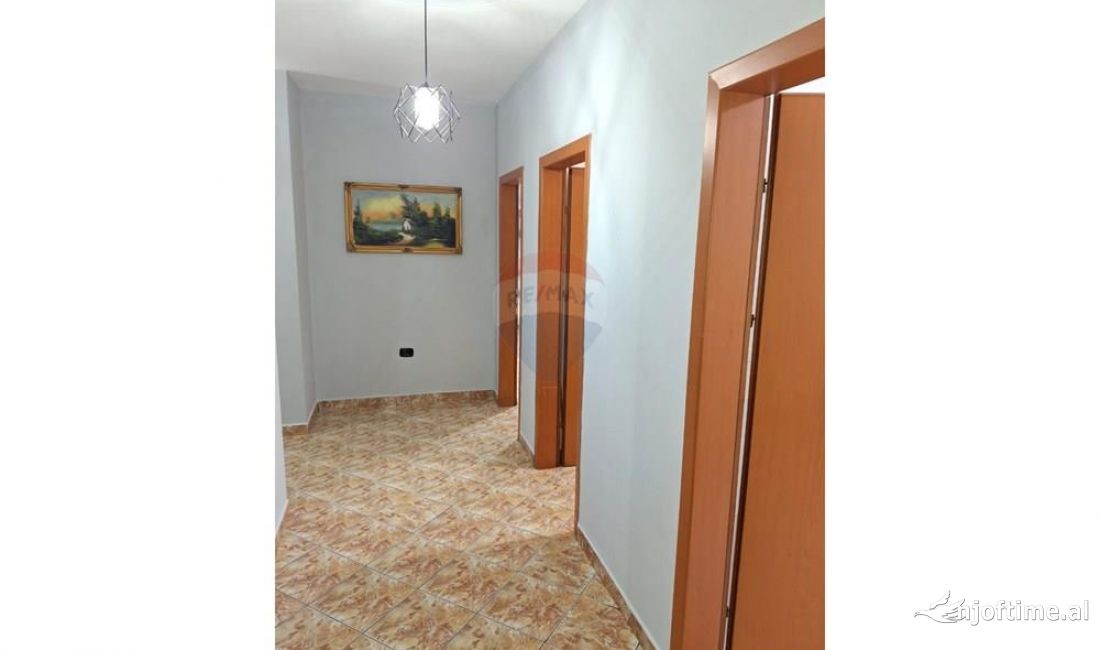 Shtepi ne shitje Apartament ne Tirane, 2+1, Mobilimi Bosh, pa mobiluar, Pagesa 158,000  Euro.